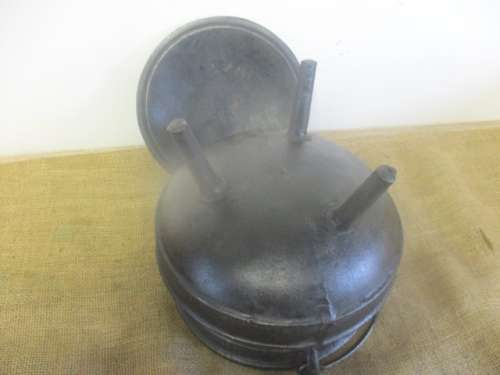 Relisted ....Bull Of A Potjie Pot....An Outstanding No 3 Inkunzi 3 Legged Solid Cast Iron Potjie Pot