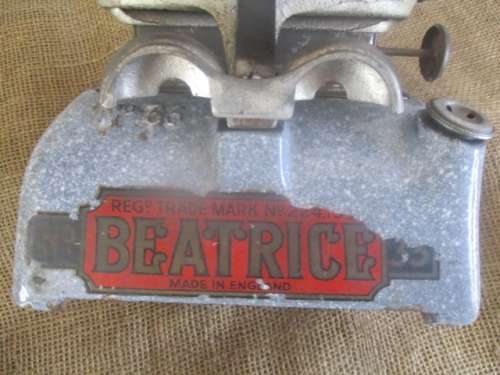 Vintage Cast Iron Beatrice No 33 Single Burner Paraffin Stove   Regd. Trade Mark 224,159   England