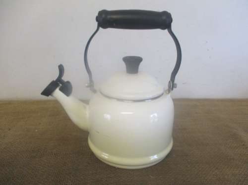 Very Nice Le Creuset Enamel Coating 1.25 US Quarts / 1.1 Litres Whistling Kettle