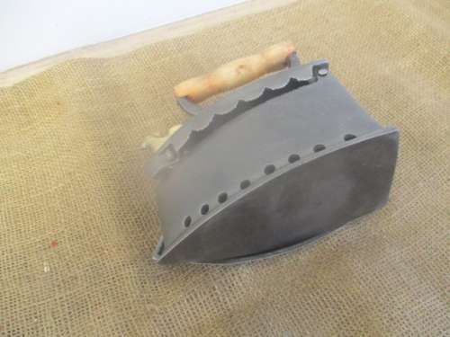 Very Beautiful Complete Vintage Cook Cast Iron Coal Fired Sad Iron