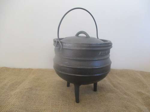 An Outstanding Sizable No 1 Falkirk 3 Legged Solid Cast Iron Potjie Pot