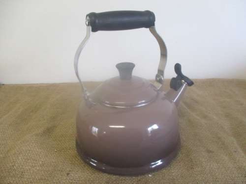 A Good Le Creuset Enamel Coating 1.7 Quarts / 1.6 Litres Whistling Kettle