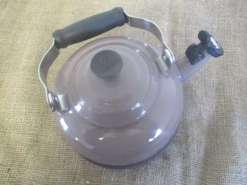 A Good Le Creuset Enamel Coating 1.7 Quarts / 1.6 Litres Whistling Kettle