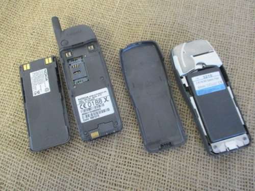 Two Very Collectable Vintage Nokia Cellphones : Models 5110 & 3210