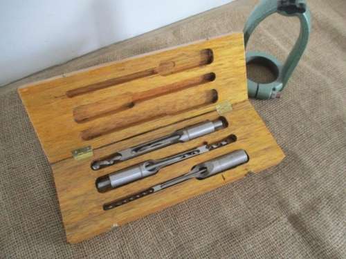 Nice Set Of Square Hole Drill Bits In A Beveld Edged Lidded Wooden Box Plus Drill Attachment.