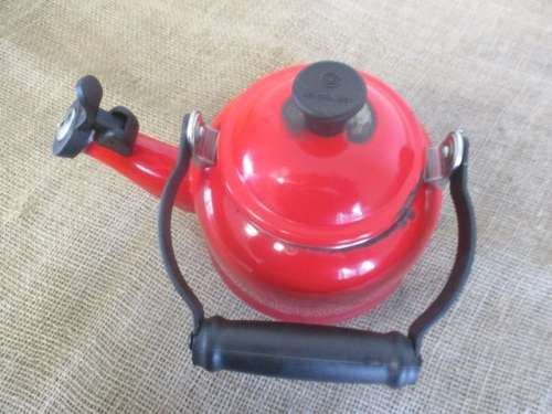 A Good Le Creuset Enamel Coating 1.5 US Quarts / 1.1 Litres Whistling Kettle