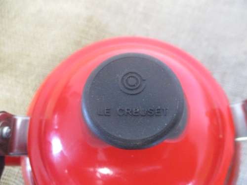 A Good Le Creuset Enamel Coating 1.5 US Quarts / 1.1 Litres Whistling Kettle