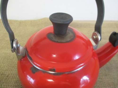 A Good Le Creuset Enamel Coating 1.5 US Quarts / 1.1 Litres Whistling Kettle