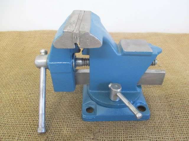Nice And Sturdy Cast Iron Swivel Head Workshop Bench Vise