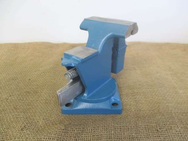 Nice And Sturdy Cast Iron Swivel Head Workshop Bench Vise