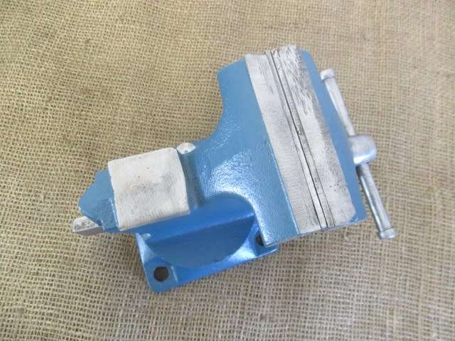 Nice And Sturdy Cast Iron Swivel Head Workshop Bench Vise