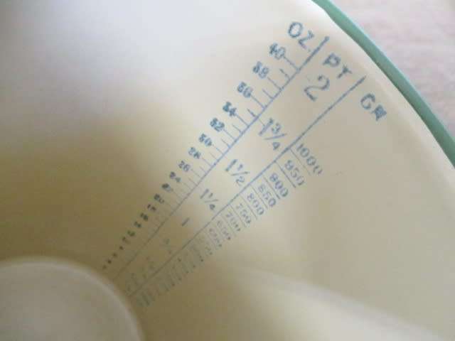 Lovely Genuine Vintage Old Fashioned Enamel 40oz /2pt /1000gr Measuring Jug