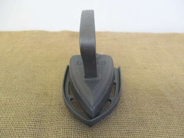 Genuine Antique Cast Iron Falkirk No 4 Sad Iron On A Metal Trivet