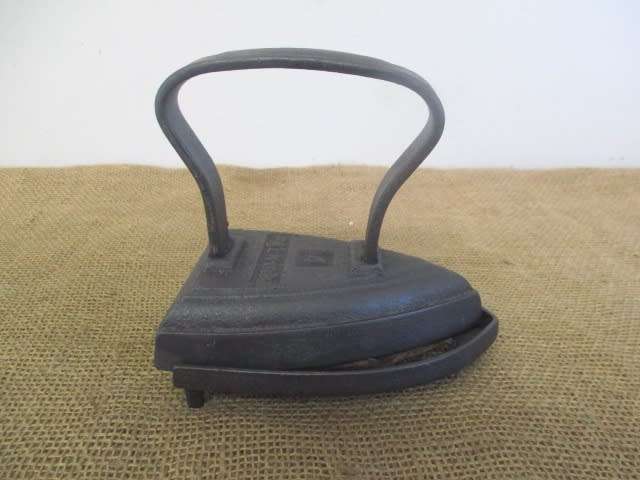 Genuine Antique Cast Iron Falkirk No 4 Sad Iron On A Metal Trivet