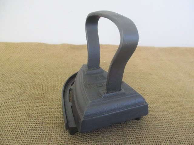 Genuine Antique Cast Iron Falkirk No 4 Sad Iron On A Metal Trivet