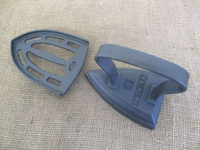 Genuine Antique Cast Iron Falkirk No 4 Sad Iron On A Metal Trivet