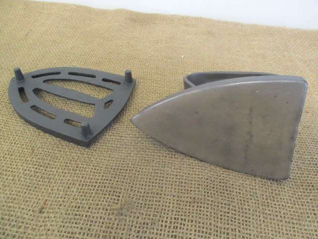 Genuine Antique Cast Iron Falkirk No 4 Sad Iron On A Metal Trivet