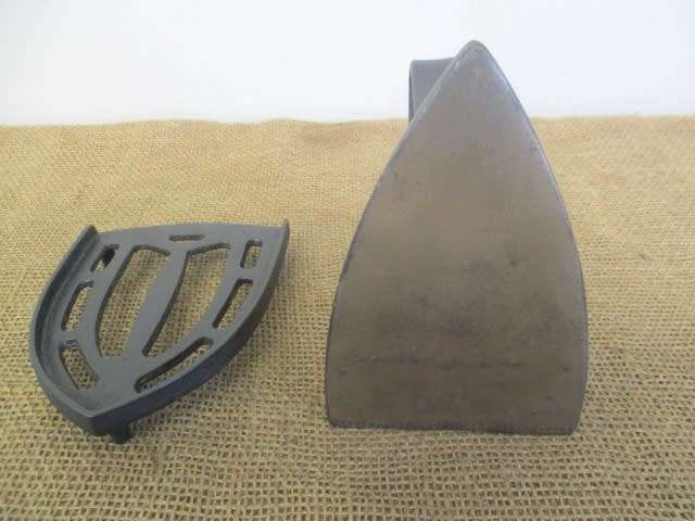 Genuine Antique Cast Iron Falkirk No 4 Sad Iron On A Metal Trivet