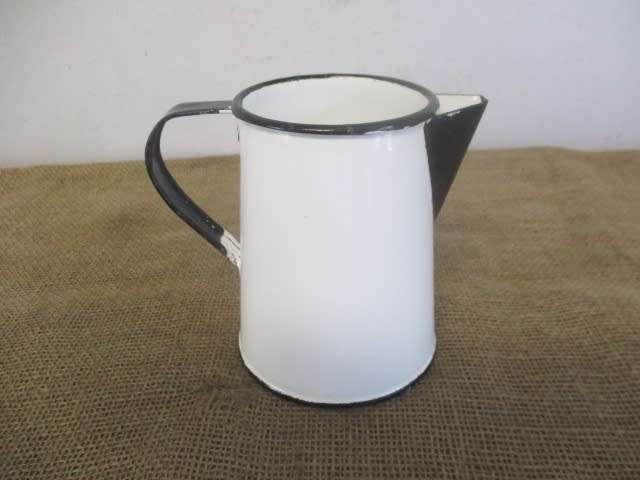 Lovely Vintage Old School Enamel 1,2 liter Milk Jug