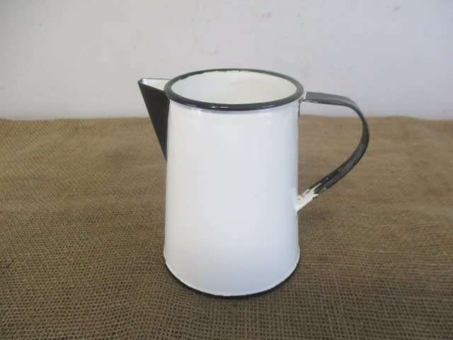 Lovely Vintage Old School Enamel 1,2 liter Milk Jug
