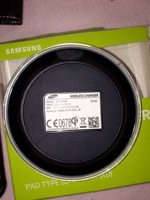 Samsung S6 Edge  32 GB 16MP camera and wireless charger