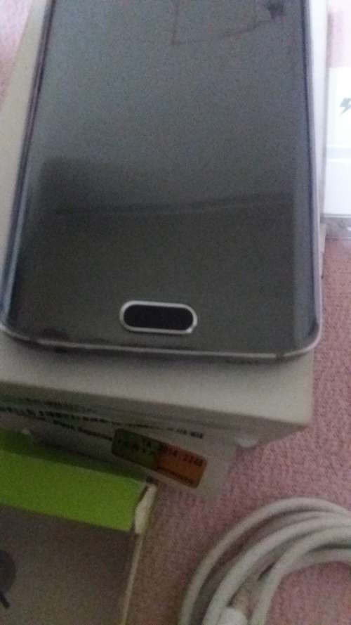 Samsung S6 Edge  32 GB 16MP camera and wireless charger