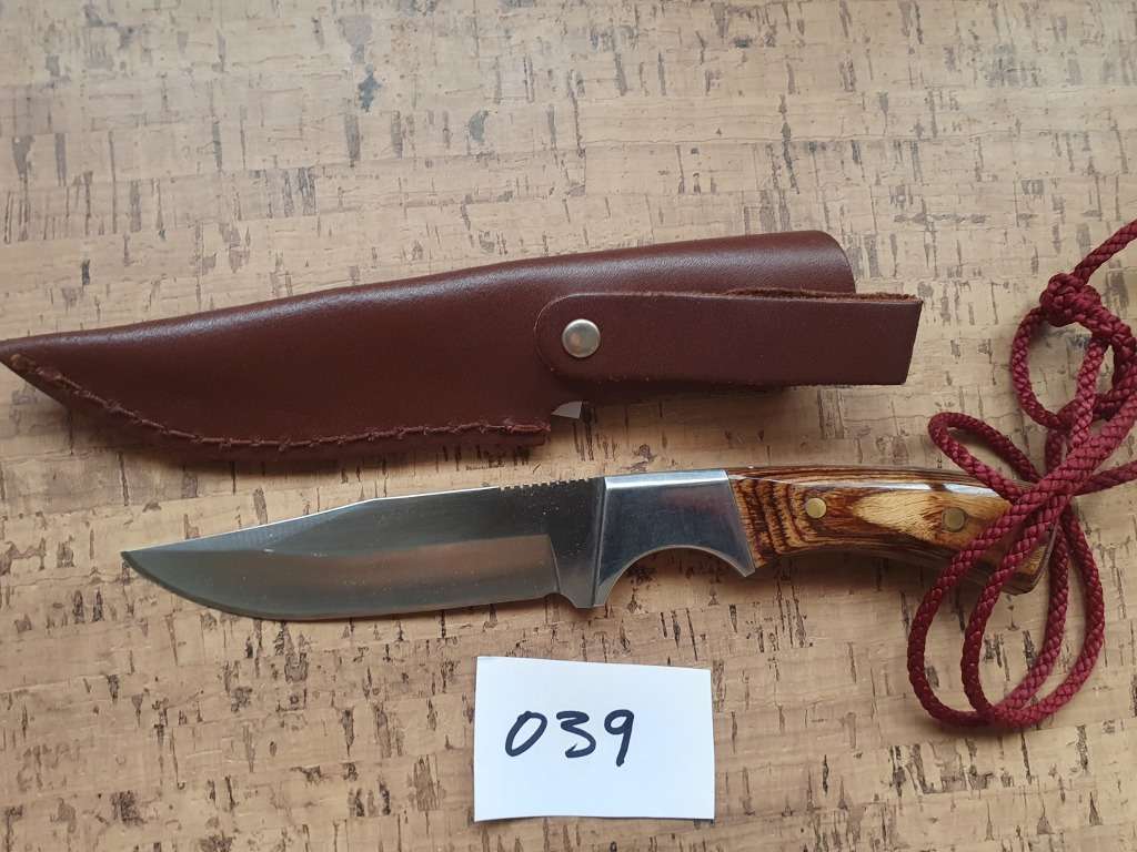 Unknown fixed blade with leather sheath