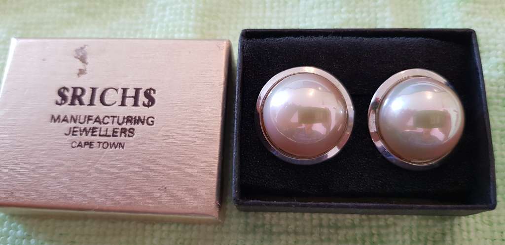 MOTHER OF PEARL EARRINGS.