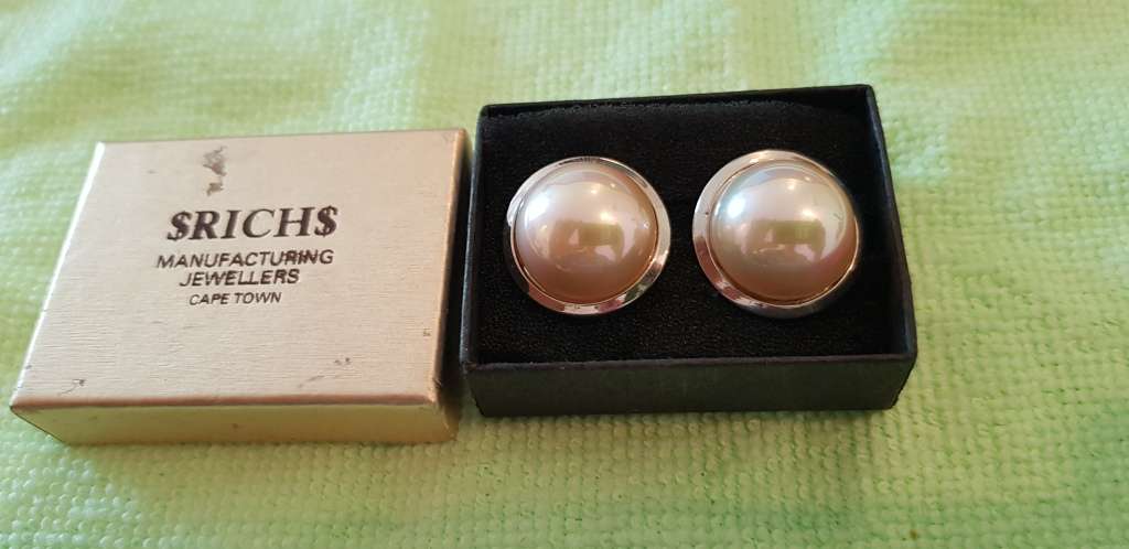 MOTHER OF PEARL EARRINGS.