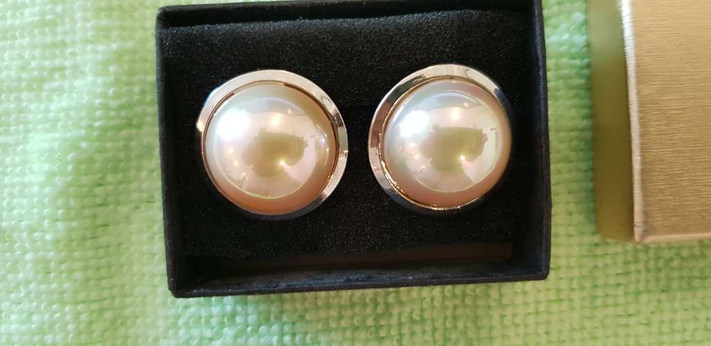 MOTHER OF PEARL EARRINGS.
