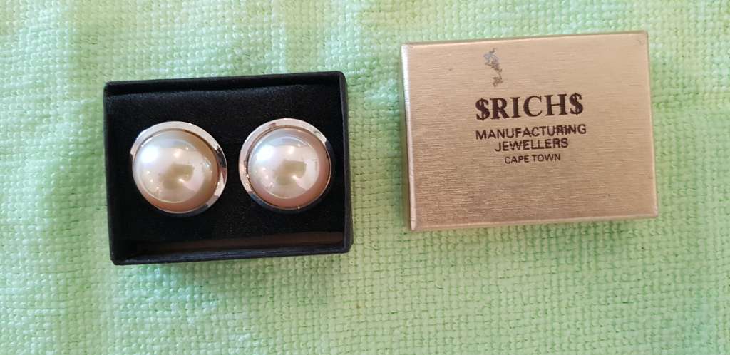 MOTHER OF PEARL EARRINGS.