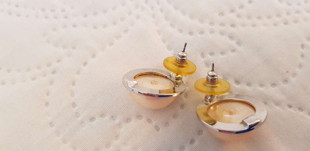 MOTHER OF PEARL EARRINGS.