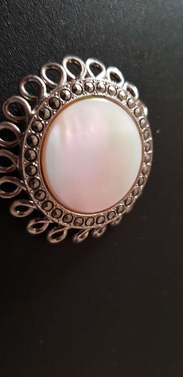VINTAGE BROOCH - MOTHER OF PEARL BROOCH WITH DELICATE WOVEN LOWERY PATTERN & REAR PIN.