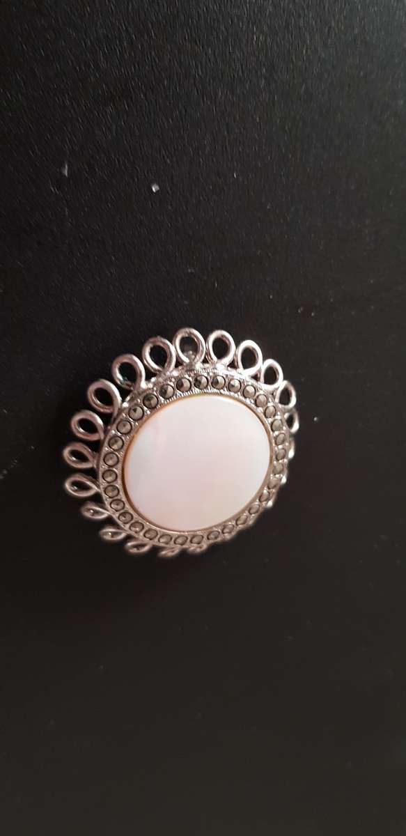 VINTAGE BROOCH - MOTHER OF PEARL BROOCH WITH DELICATE WOVEN LOWERY PATTERN & REAR PIN.
