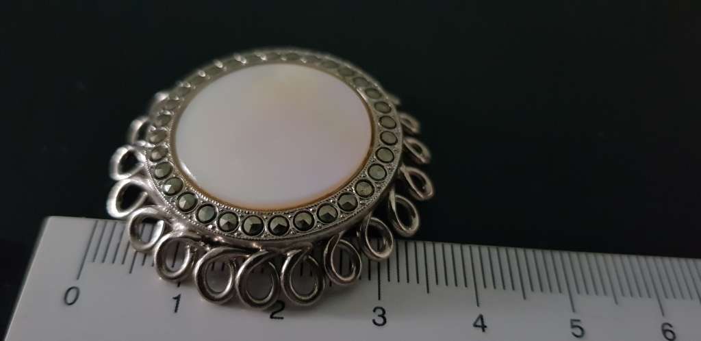 VINTAGE BROOCH - MOTHER OF PEARL BROOCH WITH DELICATE WOVEN LOWERY PATTERN & REAR PIN.