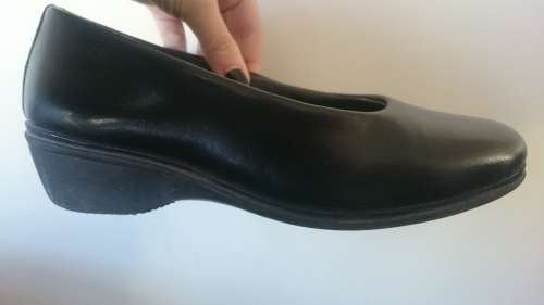 WAS R450. - BLACK LEATHER WEDGE PUMPS. Size 6. Wide.