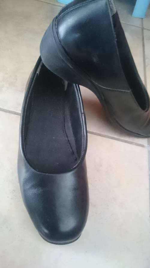 WAS R450. - BLACK LEATHER WEDGE PUMPS. Size 6. Wide.