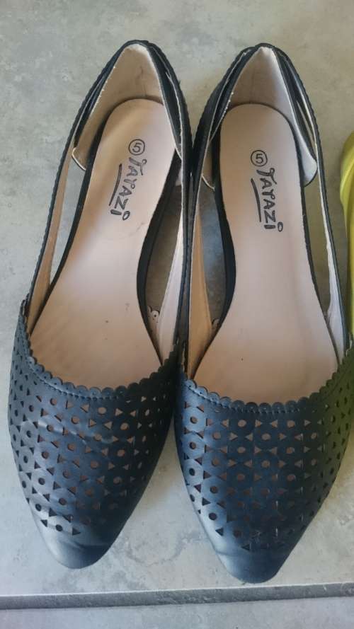 4x PAIRS SIZE 5 SHOES. FLATS AND BOOTS.