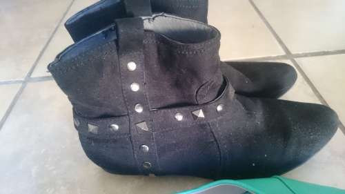 4x PAIRS SIZE 5 SHOES. FLATS AND BOOTS.