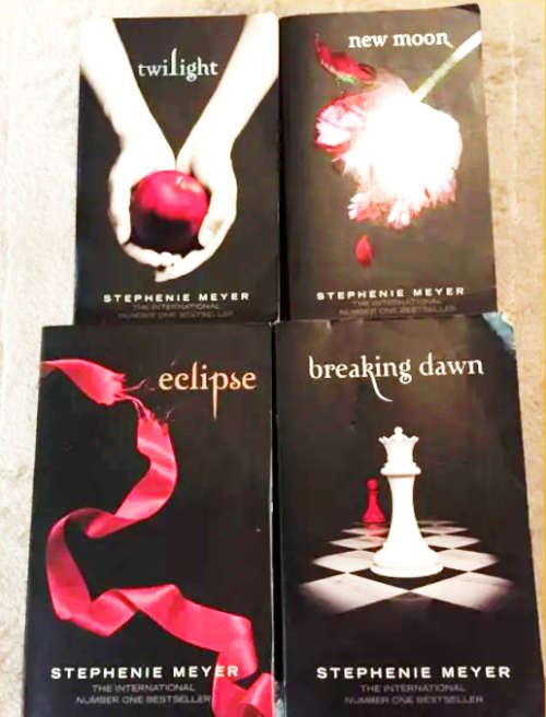 TWILIGHT SERIES (TWILIGHT, NEW MOON, ECLIPSE, BREAKING DAWN) - STEPHENIE MEYER