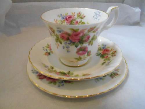 Royal Albert trios - Moss Rose