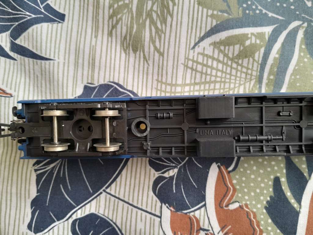 Lima Blue Train Passengers Couch