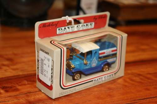 Lledo - Days Gone - Ford "Esso" Fuel Truck