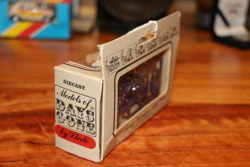 Lledo - Days Gone - Ford "Esso" Fuel Truck