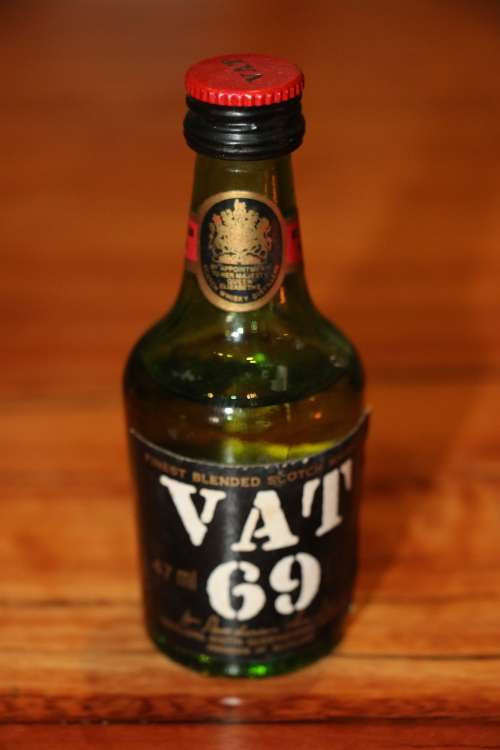 VAT 69 Whiskey - Glass Mini Bottle - 47ml