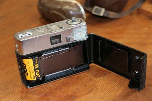 Vintage ZEISS ICON Contessamat SE Film Camera with Zeiss Ikon Color Pantar 1:2.8 / 45 Lens