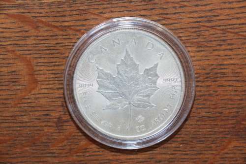 Beautiful 2015 1 Oz Fine Silver 5 Dollars Canada Maple Leaf in Capsule