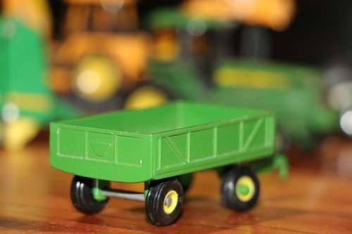 ERTL Diecast Tractor / Farm Model - John Deere Green Trailer