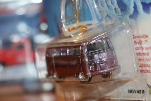 2002 Johnny Lightning Holiday Classic Diecast Model - '65 VW 21-Window Bus