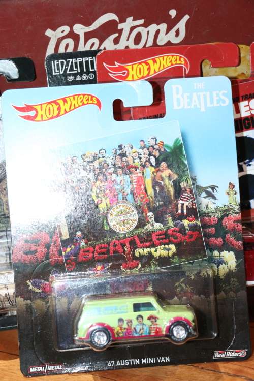 HOT WHEELS Premium Diecast Model - The Beatles - '67 Austin Mini Van